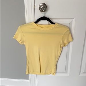Cute light yellow vineyard vines tee